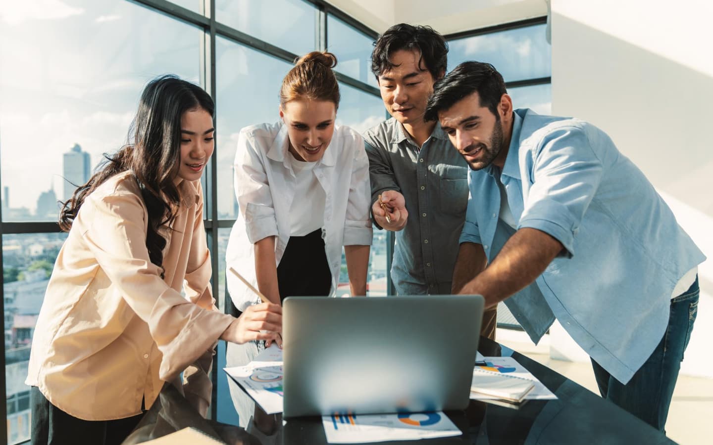 Mensen discussiëren over ISO 27001-naleving