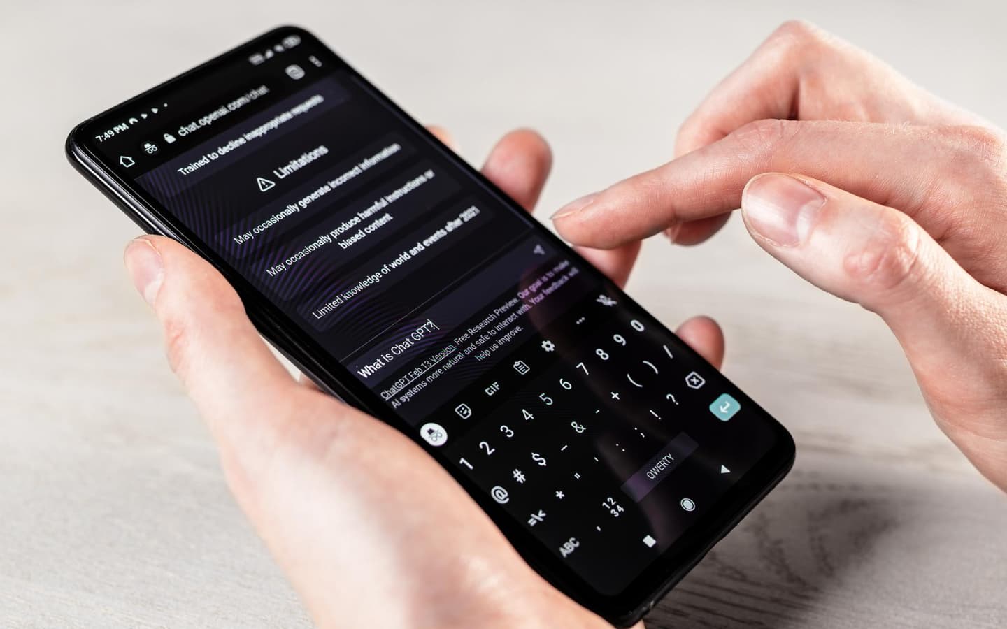 Persoon op typ prompt op AI app