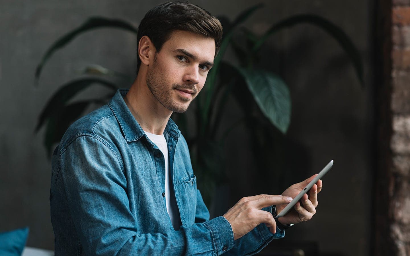 Persoon gebruikt een veilige AI app