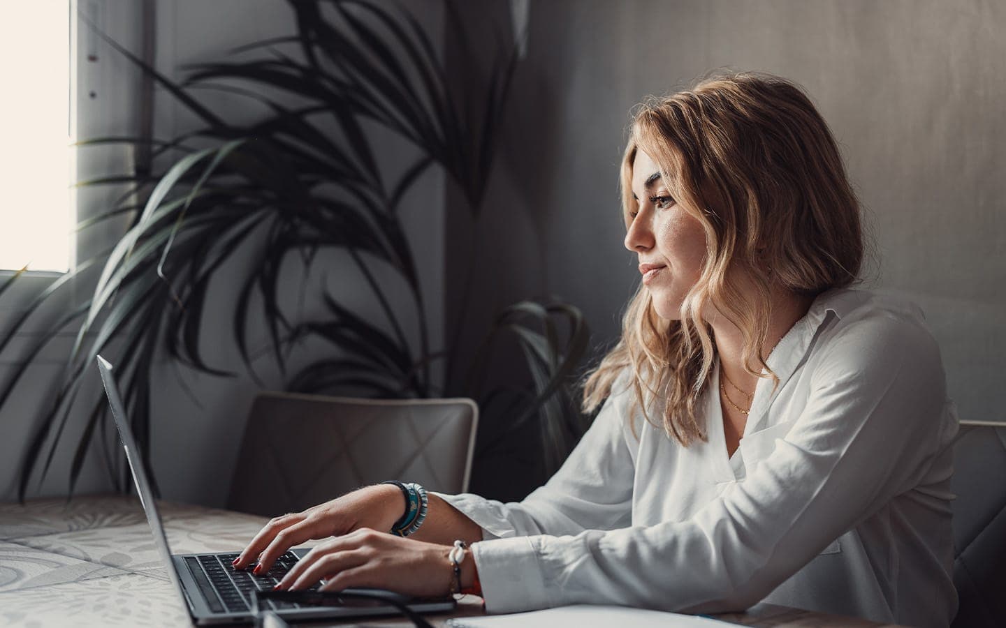 Vrouw leest AI beleid voor een veilige AI app ervaring