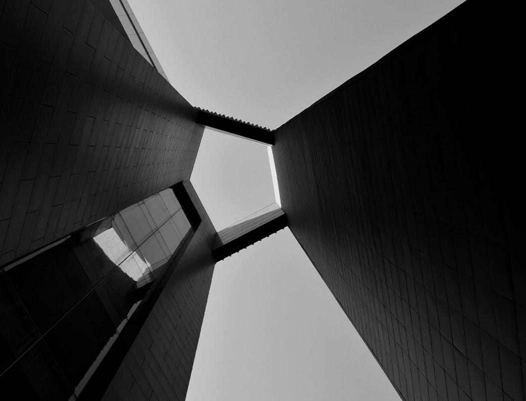 Donkere grote gebouwen