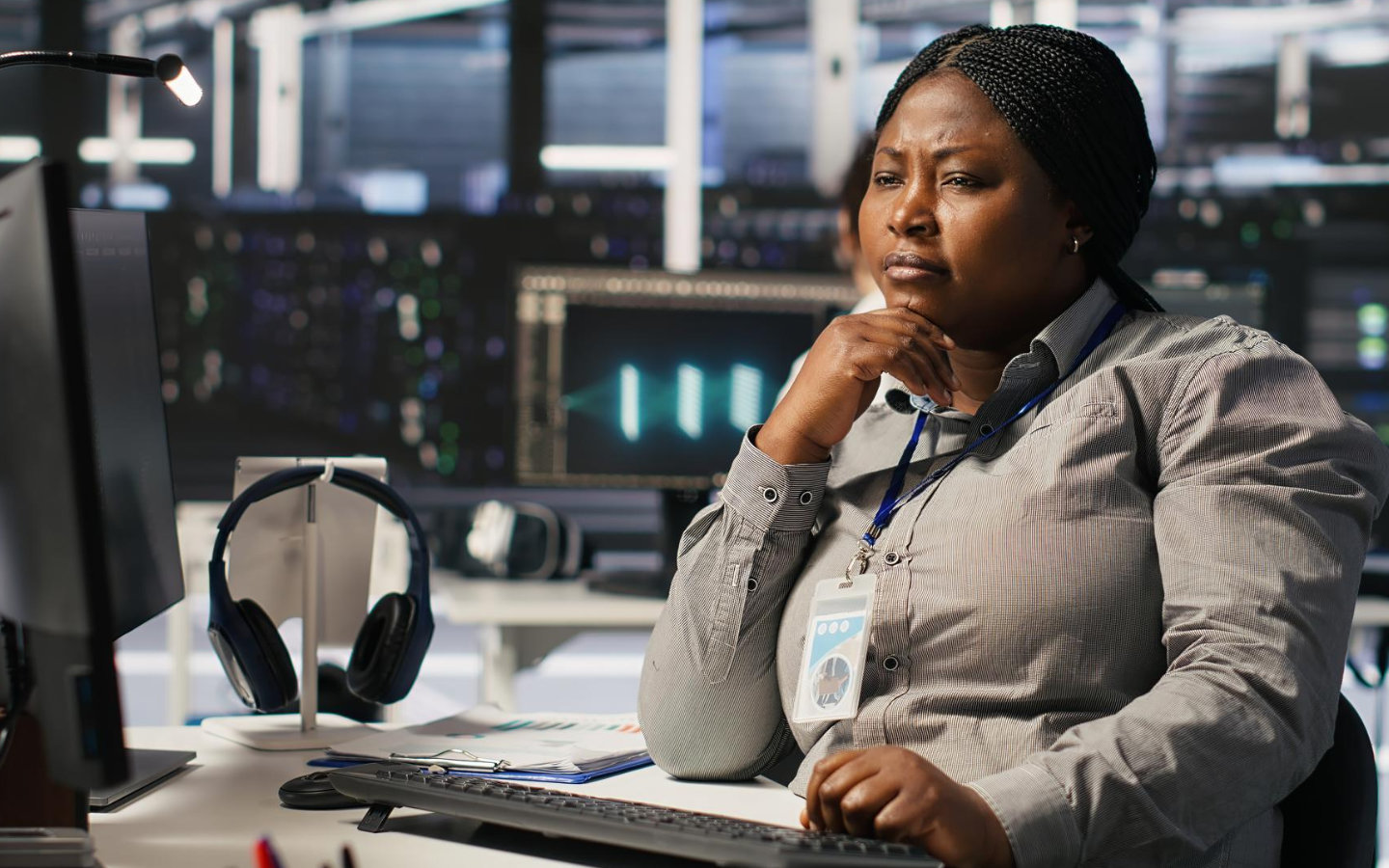 Vrouw aan het werk op locatie waar AI is opgeslagen