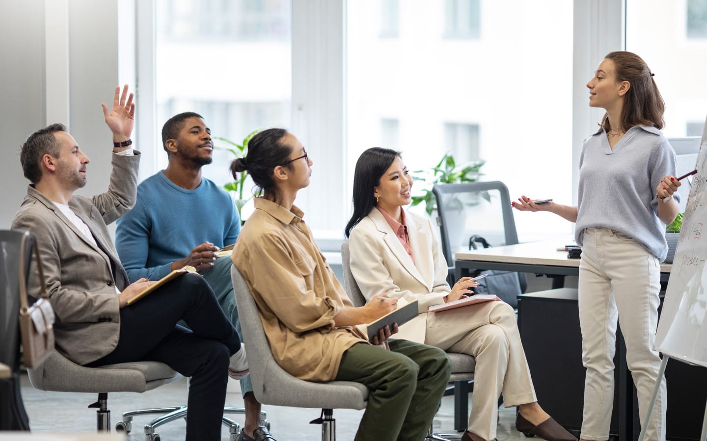 Vrouwen geven training over AI-alfabetisme