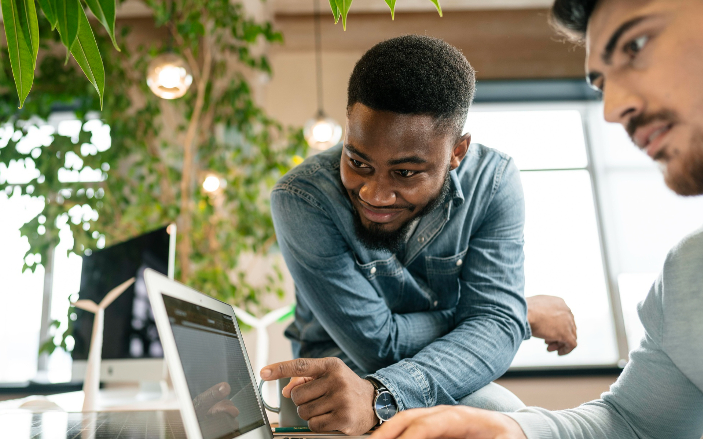 Twee mensen beoordelen beste NIS2-software